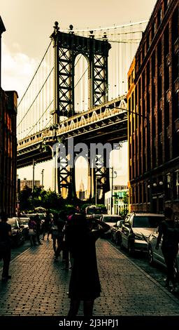 Dumbo, New York City, NY, USA, ikonische Manhattan Bridge und Empire State Building Blick von der Washington Street in Brooklyn, New York Stockfoto