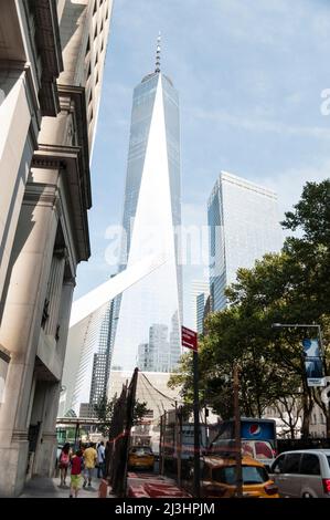 Cortlandt Street, New York City, NY, USA, World Trade Center Transportation Hub oder Oculus entworfen von Santiago Calatrava Architekt im Financial District Blick von außen Stockfoto