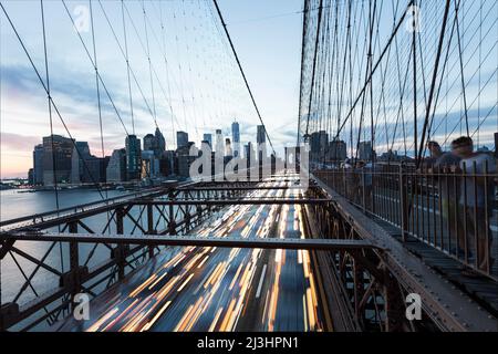 Brooklyn Heights, New York City, NY, USA, Nachtlichter / Lichtspuren von Autoscheinwerfer auf der Brooklyn Bridge. Langzeitbelichtung. Stockfoto