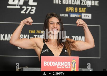 Jacksonville, Florida, JACKSONVILLE, FL, USA. 8. April 2022. JACKSONVILLE, FL - 8. April: Mackenzie dern tritt für das offizielle Wägen im Hyatt Regency Riverfront für UFC 273 auf die Waage - Volkanovski vs. Der Koreaner - Offizielle Wägen am 8. April 2022 in Jacksonville, Florida, USA. (Bild: © Louis Grasse/PX Imagens via ZUMA Press Wire) Bild: ZUMA Press, Inc./Alamy Live News Stockfoto