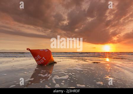 Seascape mit orangefarbener Boje am Strand bei Ebbe und Sonnenuntergang über dem Wattenmeer, Nordfriesland, Schleswig-Holstein, Deutschland Stockfoto