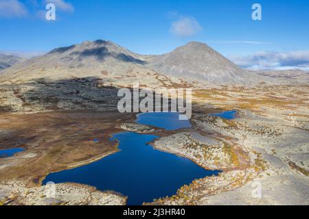 Luftaufnahme über die norwegische Tundra im Herbst mit Seen und Bergen, Innlandet, Ostnorwegen Stockfoto