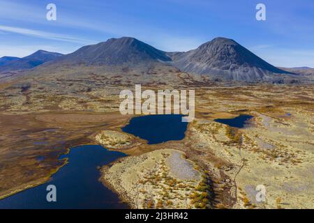 Luftaufnahme über die norwegische Tundra im Herbst mit Seen und Bergen, Innlandet, Ostnorwegen Stockfoto