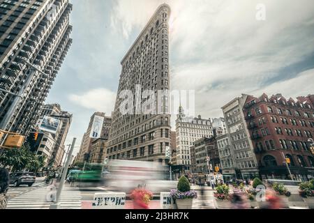 FLATIRON DISTRICT, New York City, NY, USA, Historic Flatiron or Fuller Building, ein 22-stöckiges, dreieckig geformtes, stahlgerahmtes Wahrzeichen in Manhattans Fifth Ave, wurde 1902 fertiggestellt. Stockfoto