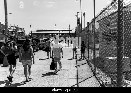 CONEY ISLAND, New York City, NY, USA, Luna Park mit unbekannten Menschen und einer Achterbahn. Es ist ein Vergnügungspark auf Coney Island, der am 29. Mai 2010 auf dem ehemaligen Gelände von Astroland eröffnet wurde, benannt nach dem ursprünglichen Park aus dem Jahr 1903 Stockfoto