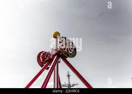 CONEY ISLAND, New York City, NY, USA, Luna Park mit unbekannten Menschen und einer Achterbahn. Es ist ein Vergnügungspark auf Coney Island, der am 29. Mai 2010 auf dem ehemaligen Gelände von Astroland eröffnet wurde, benannt nach dem ursprünglichen Park aus dem Jahr 1903 Stockfoto