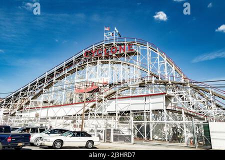 CONEY ISLAND, New York City, NY, USA, Luna Park mit unbekannten Menschen und einer Achterbahn. Es ist ein Vergnügungspark auf Coney Island, der am 29. Mai 2010 auf dem ehemaligen Gelände von Astroland eröffnet wurde, benannt nach dem ursprünglichen Park aus dem Jahr 1903 Stockfoto