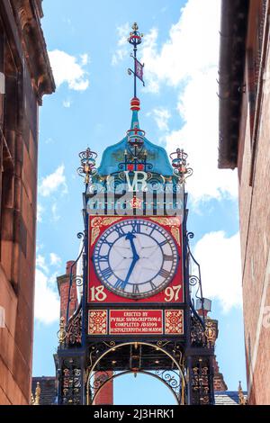 Chester Eastgate Clock, viktorianisches Zifferblatt, historisches Wahrzeichen, mit V R (Victoria Regina)-Initialen Stockfoto