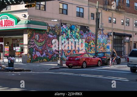 Broadway/WILLOUGHBY AV, New York City, NY, USA, Big Graffitti an der Ecke eines Hauses in Brooklyn Stockfoto