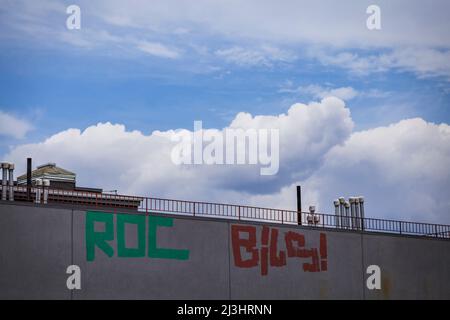 Myrtle AV, New York City, NY, USA, Eine Wand mit einem Graffiti, auf dem Roc Bils vor einem wolkigen Himmel steht Stockfoto