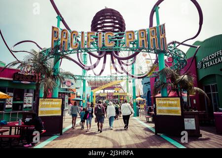 SANTA MONICA, CA - 24. März 2022: Das Riesenrad am Santa Monica Pier. Beliebtes Touristenziel in Los Angeles. Kalifornien. USA. Stockfoto