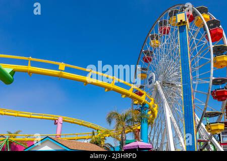 SANTA MONICA, CA - 24. März 2022: Das Riesenrad am Santa Monica Pier. Beliebtes Touristenziel in Los Angeles. Kalifornien. USA. Stockfoto