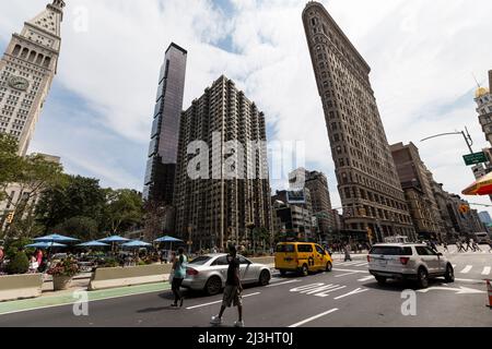 FLATIRON DISTRICT, New York City, NY, USA, Historic Flatiron or Fuller Building, ein 22-stöckiges, dreieckig geformtes, stahlgerahmtes Wahrzeichen in Manhattans Fifth Ave, wurde 1902 fertiggestellt. Stockfoto