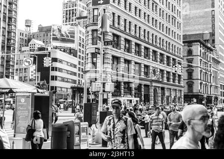 902 Broadway, New York City, NY, USA, viele Menschen vor dem flatiron-Gebäude Stockfoto