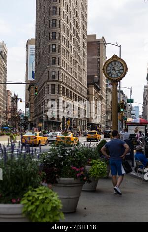 5. AV & W 23. Street, New York City, NY, USA, Historic Flatiron or Fuller Building, ein 22-stöckiges, dreieckiges, stahlgerahmtes Wahrzeichen in Manhattans Fifth Ave wurde 1902 fertiggestellt. Stockfoto