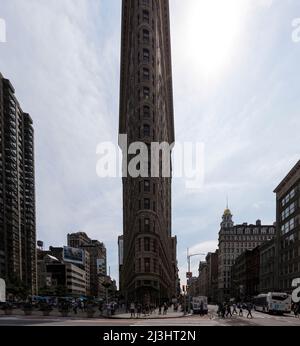 FLATIRON DISTRICT, New York City, NY, USA, Historic Flatiron or Fuller Building, ein 22-stöckiges, dreieckig geformtes, stahlgerahmtes Wahrzeichen in Manhattans Fifth Ave, wurde 1902 fertiggestellt. Stockfoto