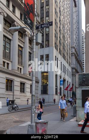 Broad Street, New York City, NY, USA, Gebäude, Markt, Stadt, Nacht, Fassade, Skyline, Handel, Geschäft, Geschäftsviertel, Stadtbild, dunkel, Innenstadt, Wirtschaft, Gebäude, Abend, außen, Finanzviertel, düstere, Lichter, manhattan, New york, New York City, New york Stock Exchange, nyse, Börse, Börse, Twilight, Urban, usa, Wall Street Stockfoto