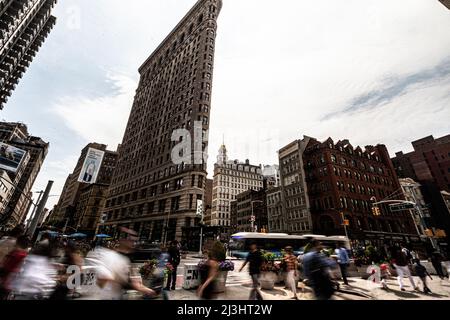 Flatiron Public Plaza, New York City, NY, USA, Slow-Shutter-Aufnahme des historischen Flatiron- oder Fuller-Gebäudes. Dieses ikonische dreieckige Gebäude in Manhattans Fifth Ave wurde 1902 fertiggestellt. Stockfoto