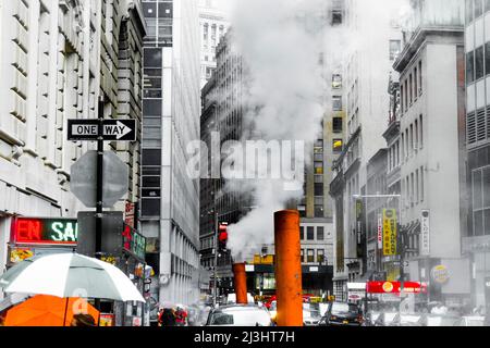 Financial District, New York City, NY, USA, regnerischer Tag an der Wall Street mit orangefarbenem Dampfauslass in der Mitte der Straße. Stockfoto