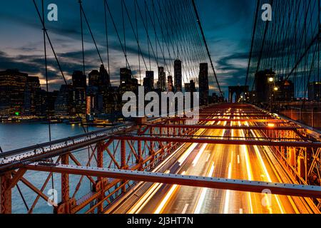 Brooklyn Heights, New York City, NY, USA, Nachtlichter / Lichtspuren von Autoscheinwerfer auf der Brooklyn Bridge. Langzeitbelichtung. Stockfoto