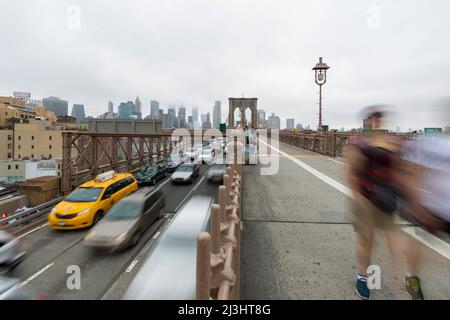 FRONT ST/York Street, New York City, NY, USA, Long Exposure mit Autos von der Brooklyn Bridge über den East River und der Skyline von Manhattan im Nebel Stockfoto