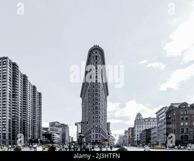 FLATIRON DISTRICT, New York City, NY, USA, Historic Flatiron or Fuller Building, ein 22-stöckiges, dreieckig geformtes, stahlgerahmtes Wahrzeichen in Manhattans Fifth Ave, wurde 1902 fertiggestellt. Stockfoto