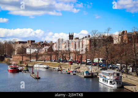 Blick über die Uferpromenade in Chester und den Fluss Dee an einem sonnigen Tag Stockfoto