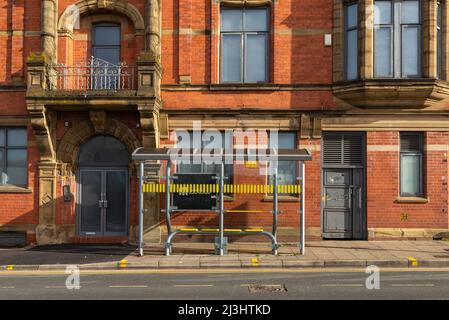 Wigan, England - Vereinigtes Königreich - 15.. März 2022: Öffentliche Verkehrsmittel Bushaltestelle in englischer Stadt. Stockfoto