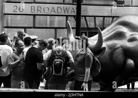 Financial District, New York City, NY, USA, der Wahrzeichen Charging Bull in Lower Manhattan steht für aggressiven finanziellen Optimismus und Wohlstand Stockfoto