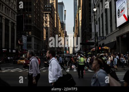 Midtown SOUTH, New York City, NY, USA, Menschen und ein Polizist auf den Straßen von NYC Stockfoto