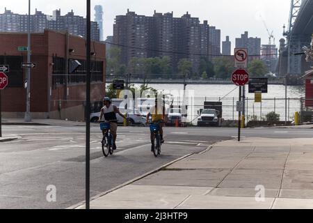 KENT AV/S 6 Street, New York City, NY, USA, zwei Biker vor dem East River Stockfoto