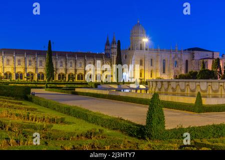 Sonnenaufgang von mosteiro dos Jeronimos durch praca do Imperio in Belem, Lissabon, Portugal. Stockfoto