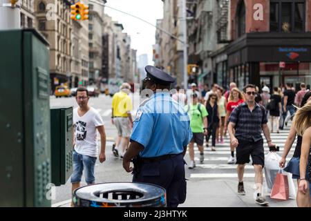 23 Street, New York City, NY, USA, Ein Polizist an einer Kreuzung im flatiron District Stockfoto