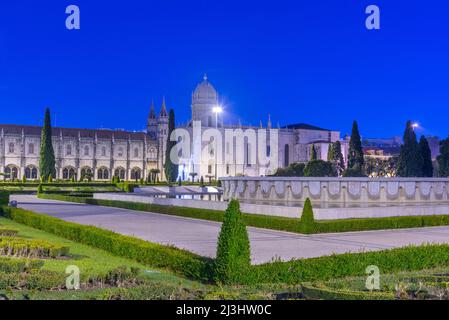 Sonnenaufgang von mosteiro dos Jeronimos durch praca do Imperio in Belem, Lissabon, Portugal. Stockfoto