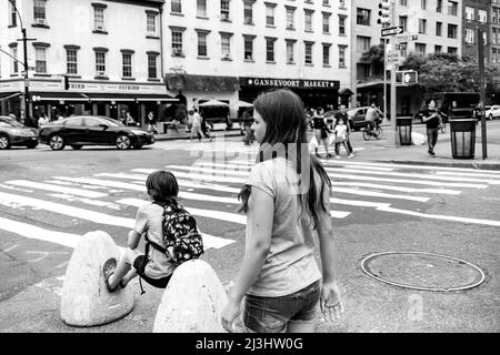 Hudson ST/W 13 Street, New York City, NY, USA, 14 Jahre altes kaukasisches Teenager-Mädchen und 12 Jahre altes kaukasisches Teenager-Mädchen – beide mit braunen Haaren und sommerlichem Styling in Chelsea Stockfoto