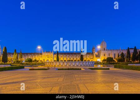 Sonnenaufgang von mosteiro dos Jeronimos durch praca do Imperio in Belem, Lissabon, Portugal. Stockfoto