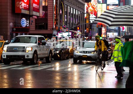 TIMES SQ - 42 Street, New York City, NY, USA, NYPD Polizeibeamter, der den Verkehr regelt Stockfoto