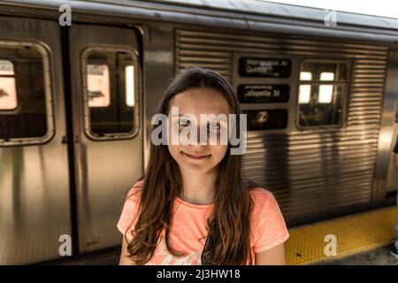 Myrtle AV, New York City, NY, USA, 14 Jahre alt, kaukasisches Teenager-Mädchen mit braunen Haaren an der U-Bahn-Station Stockfoto