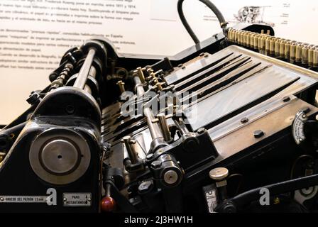 Detail, Nahaufnahme der automatischen Zylinderpresse Heidelberg Cylinder 50 x 70, 1958. Retro-Druckmaschinen. Stockfoto