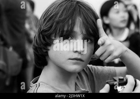 Midtown West, New York City, NY, USA, 12 Jahre alter kaukasischer Teenager-Junge – mit braunen Haaren und im Sommer-Outfit auf den Felsen Stockfoto