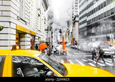 Financial District, New York City, NY, USA, regnerischer Tag an der Wall Street mit orangefarbenem Dampfauslass in der Mitte der Straße. Stockfoto