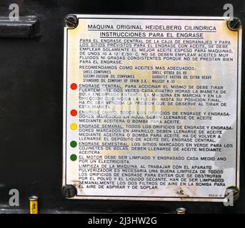 Anweisungsplatte auf Spanisch für Heidelberg Zylinder 50 x 70 automatische Zylinderpresse, 1958. Retro-Druckmaschinen. Stockfoto