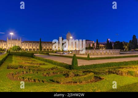 Sonnenaufgang von mosteiro dos Jeronimos durch praca do Imperio in Belem, Lissabon, Portugal. Stockfoto