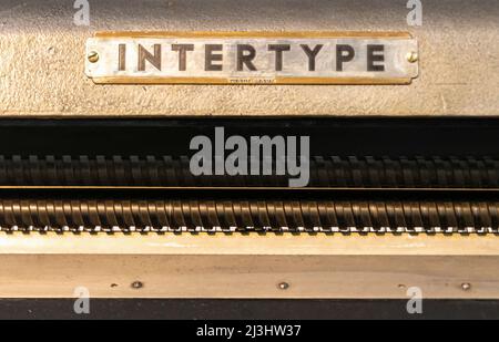 Logo von Intertype auf Intertype C4 linotype, 1947. Eine Textmaschine der Gießerei Stockfoto