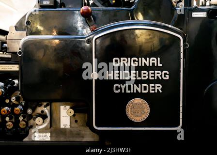 Logo des Original Heidelberg Zylinders auf einer 50 x 70 automatischen Zylinderpresse, 1958. Retro-Druckmaschinen. Stockfoto