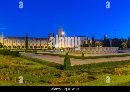 Sonnenaufgang von mosteiro dos Jeronimos durch praca do Imperio in Belem, Lissabon, Portugal. Stockfoto