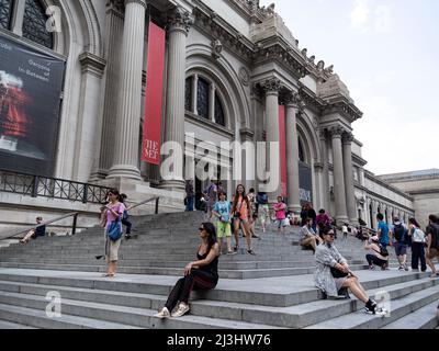 Upper East Side, New York City, NY, USA, Junge und Mädchen vor dem Metropolitan Museum of Art Stockfoto