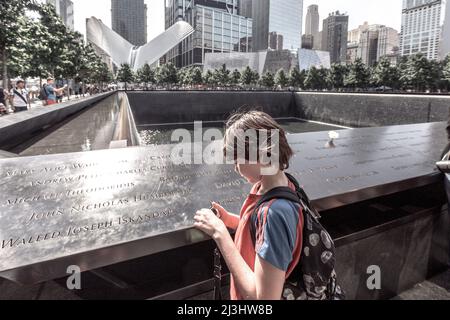 World Trade Center, New York City, NY, USA, Young Boy im Memorial neben dem neuen One World Trade Center in Lower Manhattan Stockfoto