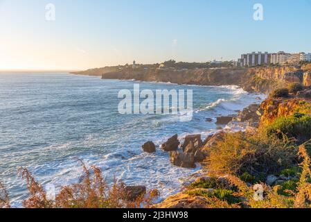 Felsküste in der Nähe von cascais, Portugal. Stockfoto