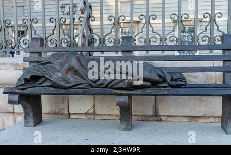 Schlafende Jesus-Statue auf Parkbank, Kathedrale von Almundena, Madrid, Spanien. Stockfoto